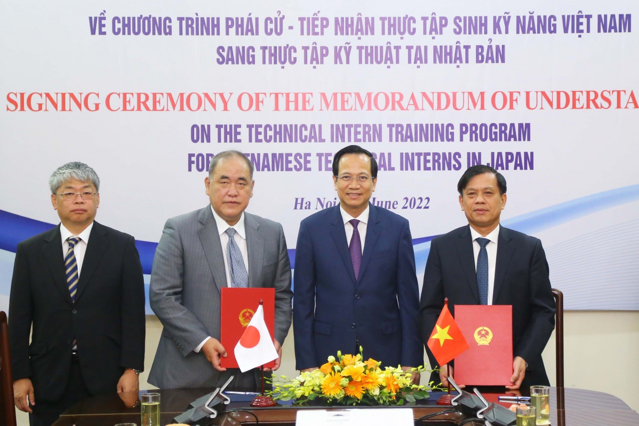 Lãnh đạo Bộ Lao động, thương binh và xã hội và Tổ chức Phát triển nhân lực quốc tế Nhật Bản ký kết bản ghi nhớ.