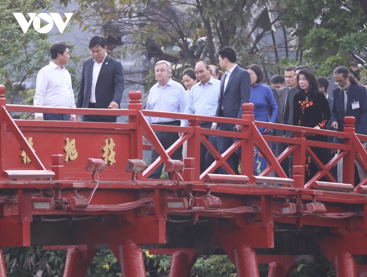 tong thu ky lien hop quoc xem tre nho choi co quanh ho hoan kiem hinh anh 11