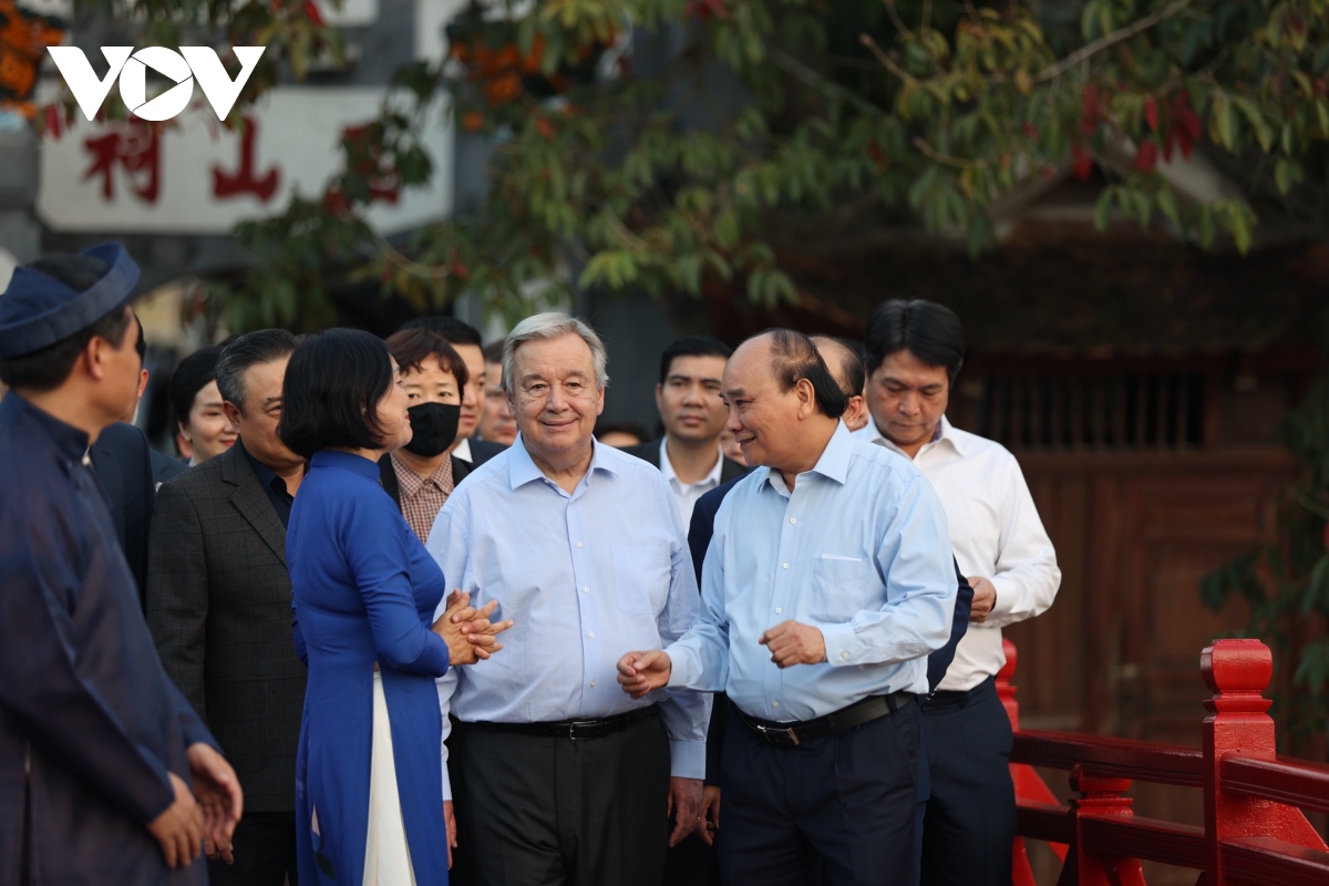 tong thu ky lien hop quoc xem tre nho choi co quanh ho hoan kiem hinh anh 2