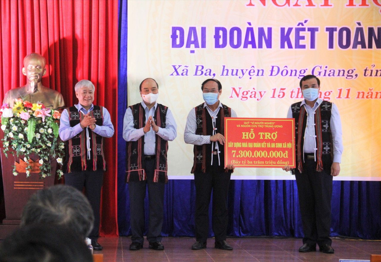 Chủ tịch nước Nguyễn Xuân Phúc và Chủ tịch Ủy ban Trung ương MTTQ Việt Nam Đỗ Văn Chiến trao tượng trưng hỗ trợ xây dựng nhà đại đoàn kết cho tỉnh Quảng Nam. Ảnh: N.V/ Báo Quảng Nam