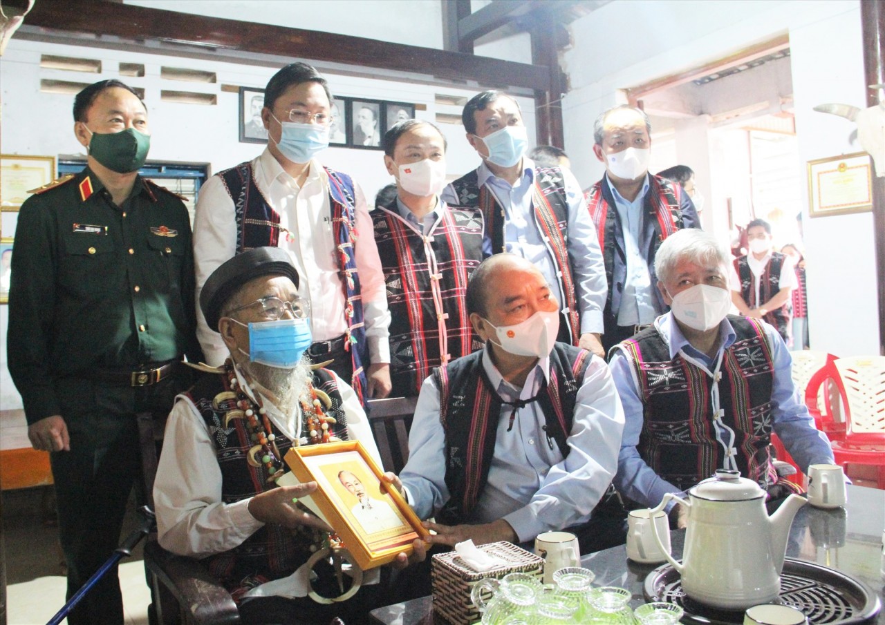 Thăm già làng Y Kông, Chủ tịch nước Nguyễn Xuân Phúc mong muốn già Y Kông tiếp tục phát huy vai trò, trách nhiệm của người có uy tín trong phát triển kinh tế - xã hội tại địa phương. Ảnh: N.V/Báo Quảng Nam
