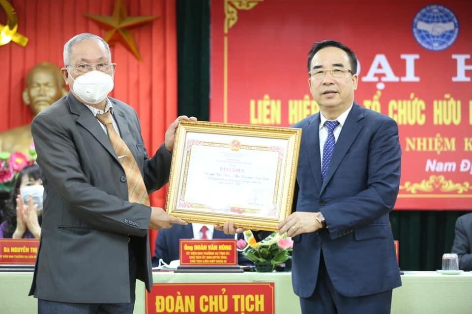 Đồng chí Nguyễn Văn Doanh trao Bằng khen của Liên hiệp Hữu nghị Việt Nam cho Hội hữu nghị Việt Nam – Thái lan tỉnh Nam Định vì đã có nhiều thành tích trong công tác đối ngoại. Ảnh: Tuấn Việt