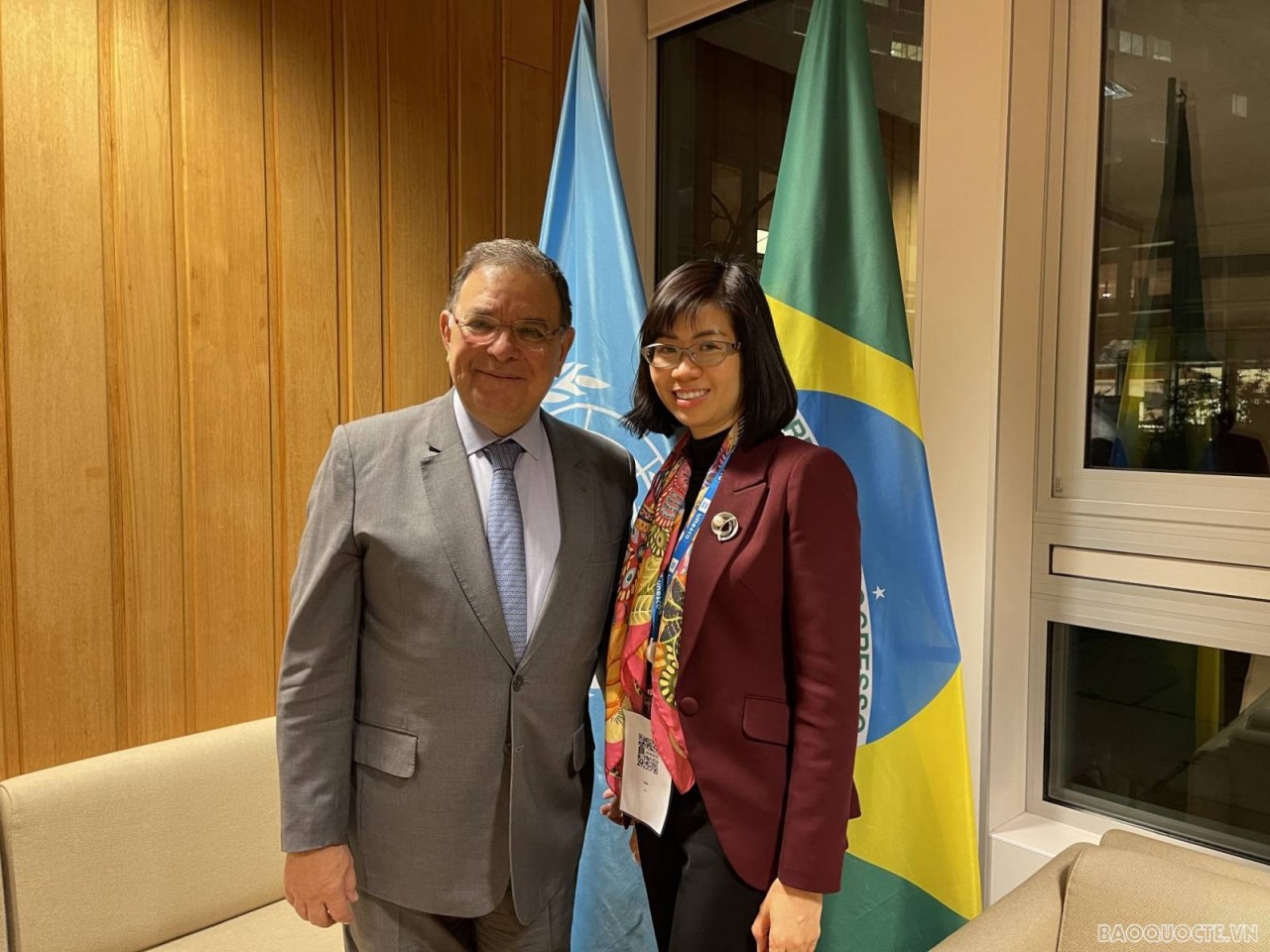 Chủ tịch Đại hội đồng lần thứ 41 của UNESCO Santiago Irazabal Mourão và Đại sứ, Trưởng đại diện phái đoàn Việt Nam bên cạnh UNESCO Lê Thị Hồng Vân.