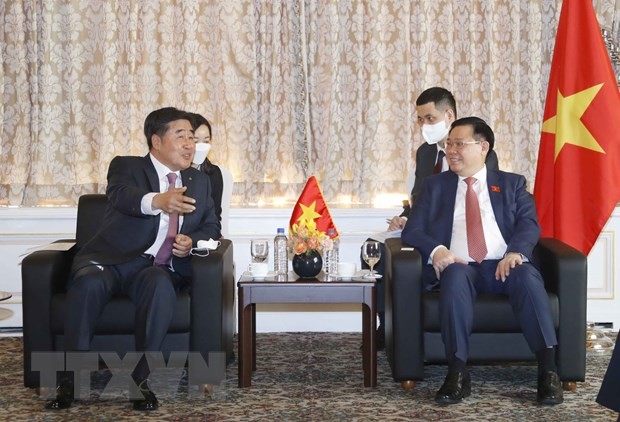 Chủ tịch Quốc hội Vương Đình Huệ tiếp Chủ tịch Hội đồng Quản trị Tập đoàn SK Chey Tae Won. (Ảnh: Doãn Tấn/TTXVN)