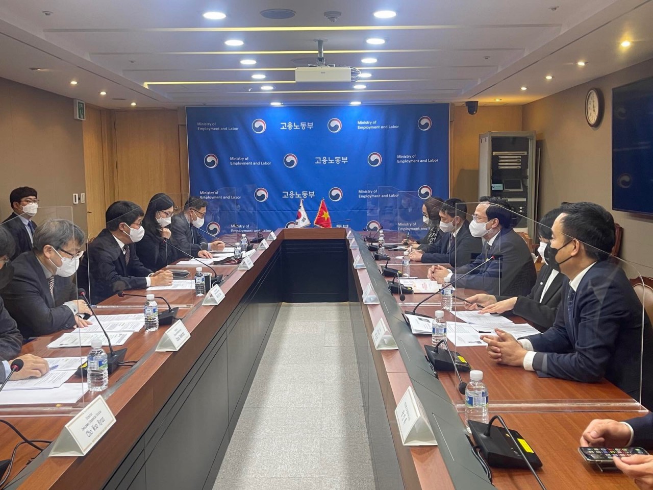 Tại buổi làm việc hai bên đánh giá hợp tác lao động việc làm đã đóng góp quan trọng trong quan hệ đối tác hợp tác Chiến lược Việt Nam - Hàn Quốc, trong bối cảnh hai nước cùng hướng tới kỷ niệm 30 năm thiết lập quan hệ ngoại giao (1992-2022). 