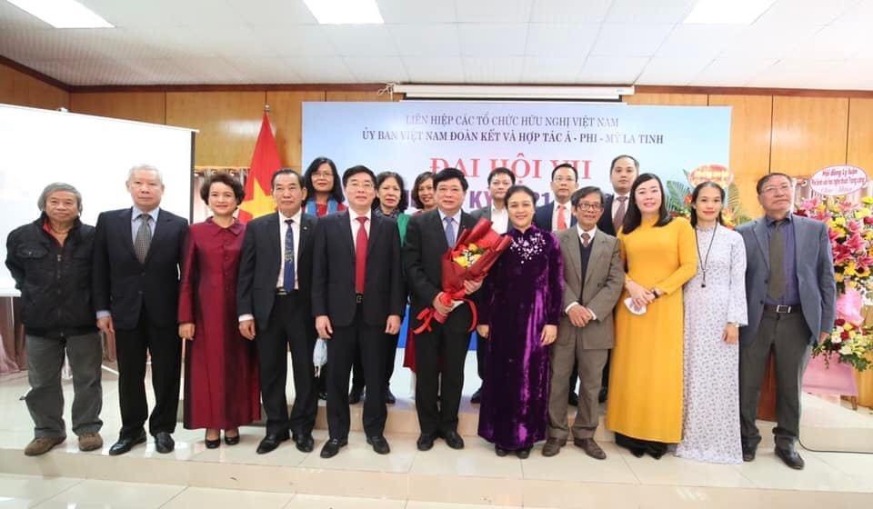 Đoàn Chủ tịch và Ban Thường vụ Đoàn Chủ tịch nhiệm kỳ 2021-2026 ra mắt Đại hội. Ảnh: Tuấn Việt