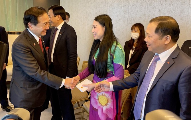 Bà Hoàng Thị Thúy Lan- Bí thư Tỉnh ủy, Chủ tịch HĐND tỉnh Vĩnh Phúc (Việt Nam) kết nối, trao đổi thông tin với Thống đốc tỉnh Kanagawa Kuroiwa Yuji (Nhật Bản).