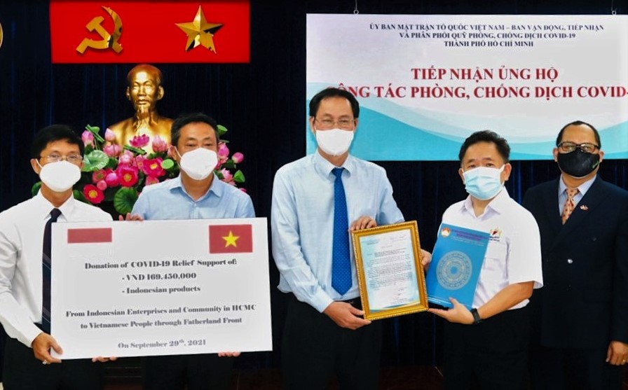 Ông Edwin Setiawan Tjie, Chủ tịch Hiệp hội doanh nghiệp Indonesia tại TPHCM, đã trao gần 170 triệu đồng và các nhu yếu phẩm (trị giá 120 triệu đồng) đến Ban vận động tiếp nhận và phân phối Quỹ Phòng, chống dịch COVID-19 TPHCM. Ảnh: Báo Phụ nữ TP HCM