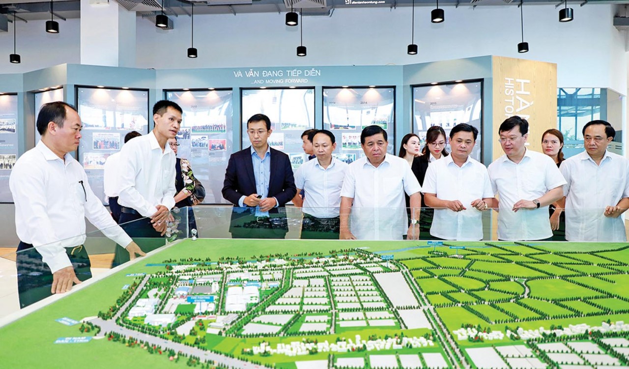 Bộ trưởng Bộ Kế hoạch và Đầu tư (thứ 4 từ phải sang) nghe giới thiệu về kết quả thu hút đầu tư vào VSIP Nghệ An. Ảnh: Báo Đầu tư