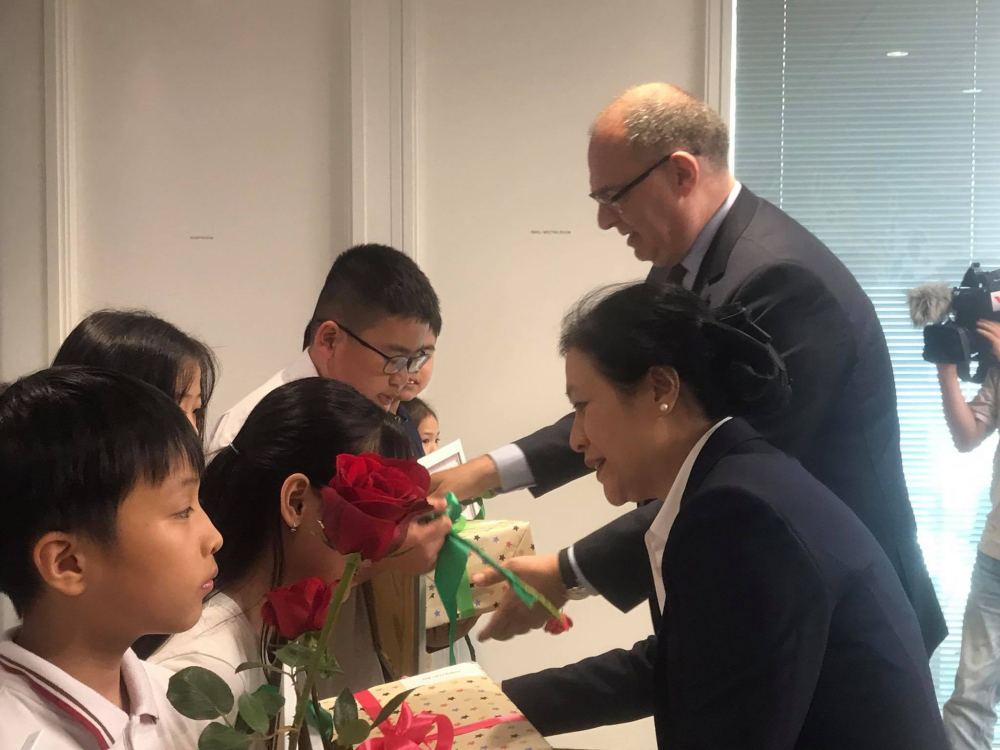 Chủ tịch Nguyễn Phương Nga và Đại sứ Đan Mạch tại Việt Nam Kim Hojlund Christensen trao quà cho các em học sinh.