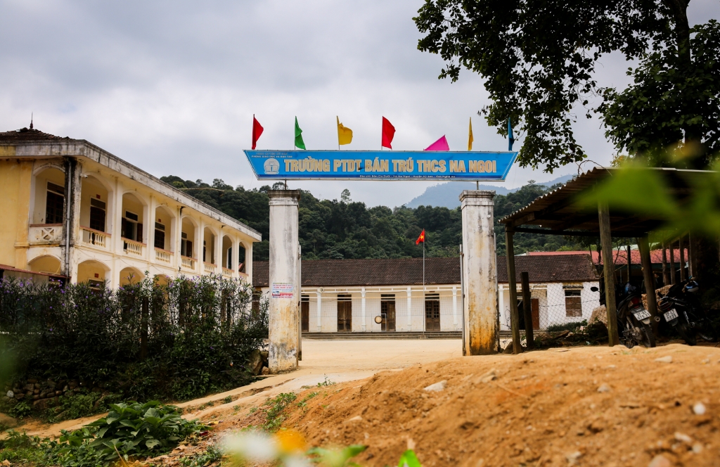 co giao vung bien vuot nui di hoc tien si