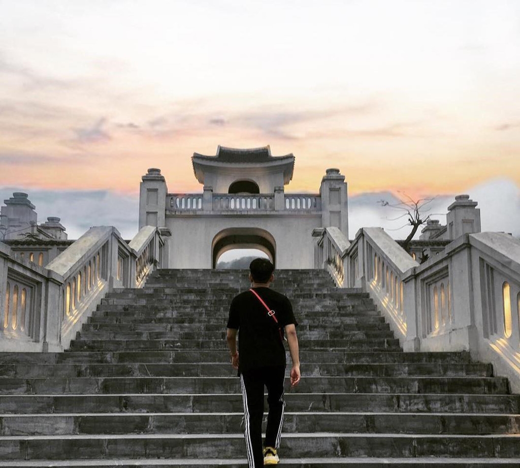 ba vang va 4 ngoi chua len hinh dep cho du khach khi den quang ninh