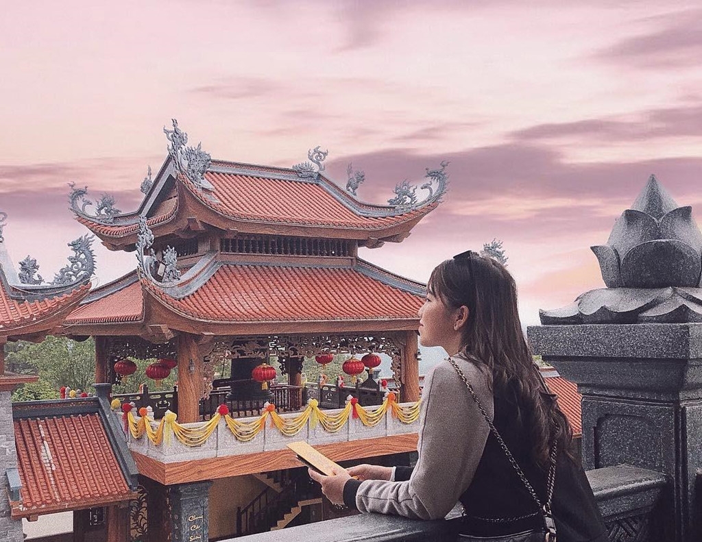 ba vang va 4 ngoi chua len hinh dep cho du khach khi den quang ninh