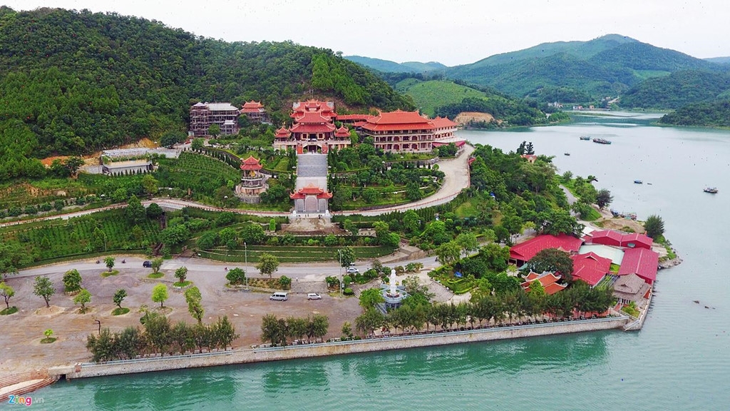 ba vang va 4 ngoi chua len hinh dep cho du khach khi den quang ninh