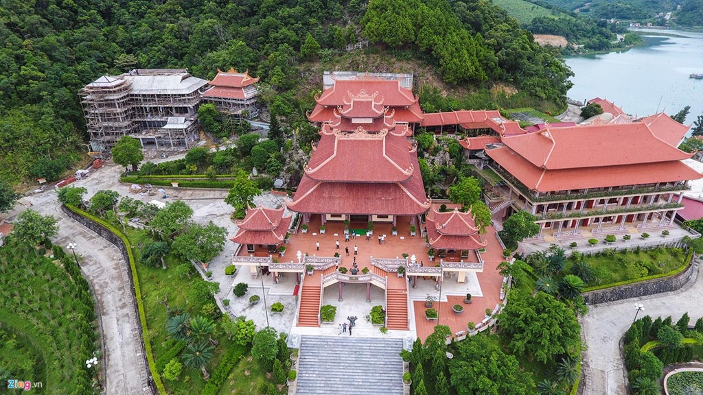 ba vang va 4 ngoi chua len hinh dep cho du khach khi den quang ninh