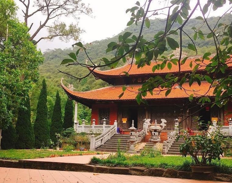 ba vang va 4 ngoi chua len hinh dep cho du khach khi den quang ninh