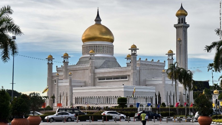 brunei ban hanh luat nem da toi chet doi voi nguoi dong tinh cong dong lgbt tim cach thoat than