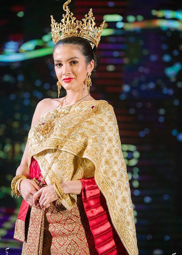 hoa hau ngat xiu bi nem da vi phat ngon ki thi nguoi chuyen gioi