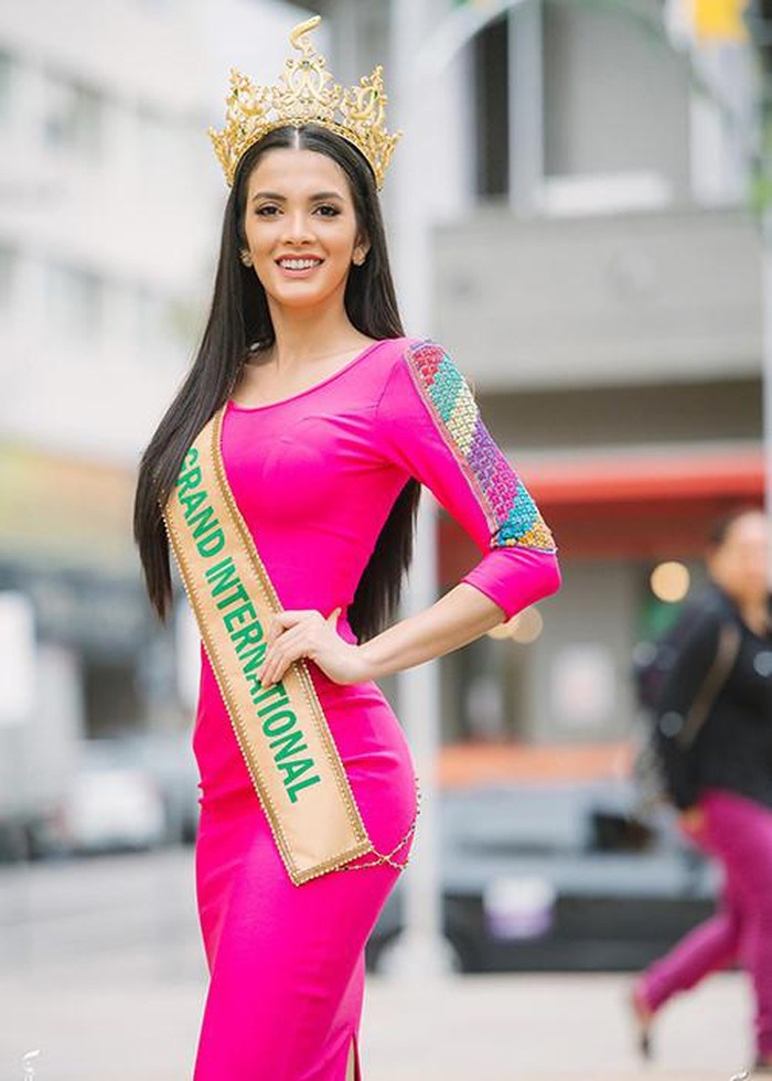 hoa hau ngat xiu bi nem da vi phat ngon ki thi nguoi chuyen gioi