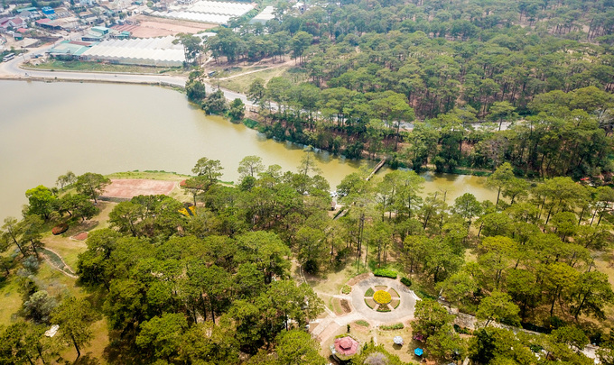 ho nuoc gan lien voi nhung cau chuyen tinh buon o da lat
