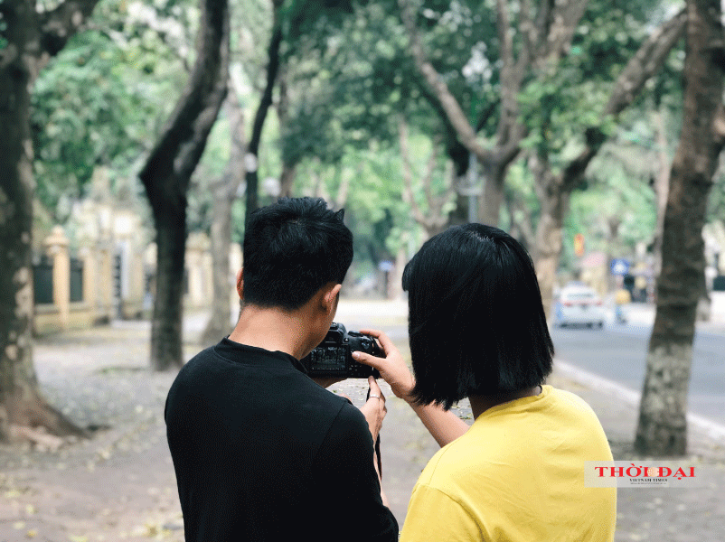 Người Hà Nội kéo nhau đến con đường lãng mạn nhất thủ đô mùa sấu thay lá nguoi ha noi keo nhau den con duong lang man nhat thu do mua sau thay la