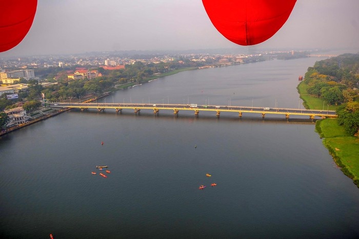 co do hue nhin tu khinh khi cau ngay nghi le