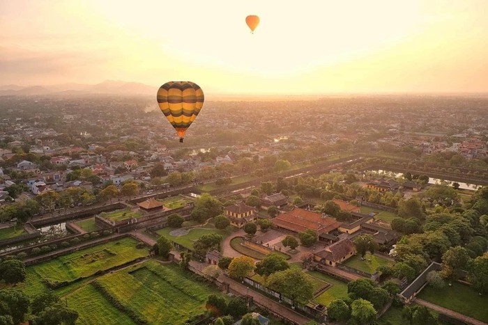 co do hue nhin tu khinh khi cau ngay nghi le