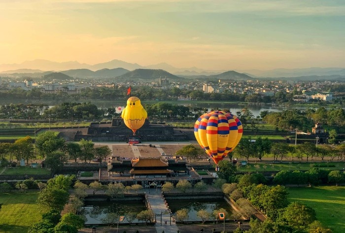 co do hue nhin tu khinh khi cau ngay nghi le