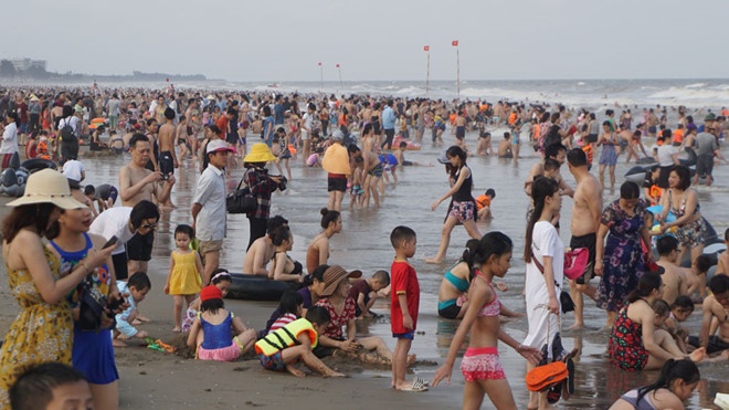 2 ngày đầu kỳ nghỉ lễ: Nhiều điểm du lịch "quá tải", "cò mồi" bủa vây 2 ngay dau ky nghi le nhieu diem du lich qua tai co moi bua vay