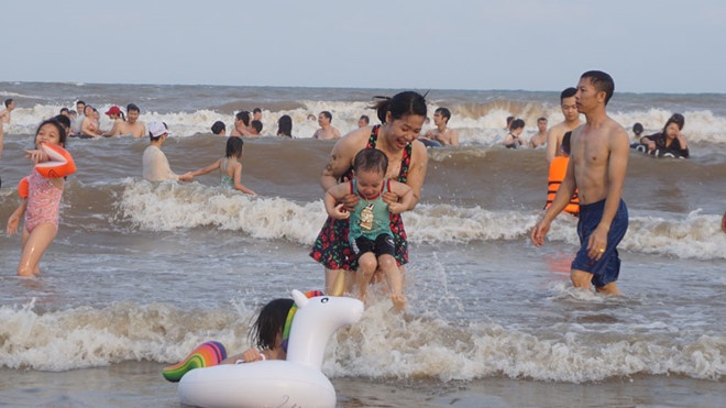 2 ngày đầu kỳ nghỉ lễ: Nhiều điểm du lịch "quá tải", "cò mồi" bủa vây 2 ngay dau ky nghi le nhieu diem du lich qua tai co moi bua vay