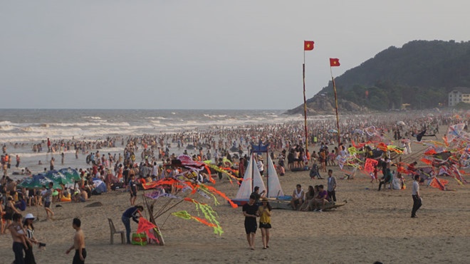 2 ngày đầu kỳ nghỉ lễ: Nhiều điểm du lịch "quá tải", "cò mồi" bủa vây 2 ngay dau ky nghi le nhieu diem du lich qua tai co moi bua vay