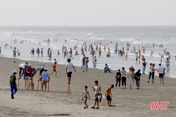 2 ngày đầu kỳ nghỉ lễ: Nhiều điểm du lịch "quá tải", "cò mồi" bủa vây 2 ngay dau ky nghi le nhieu diem du lich qua tai co moi bua vay