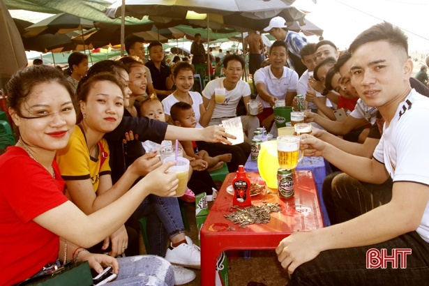 2 ngày đầu kỳ nghỉ lễ: Nhiều điểm du lịch "quá tải", "cò mồi" bủa vây 2 ngay dau ky nghi le nhieu diem du lich qua tai co moi bua vay