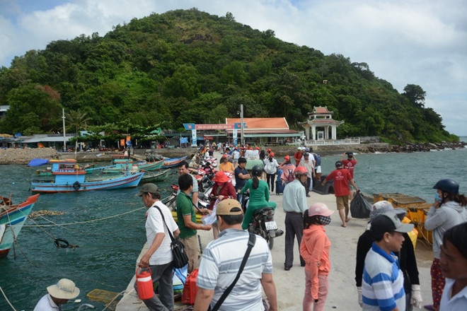 2 ngày đầu kỳ nghỉ lễ: Nhiều điểm du lịch "quá tải", "cò mồi" bủa vây 2 ngay dau ky nghi le nhieu diem du lich qua tai co moi bua vay