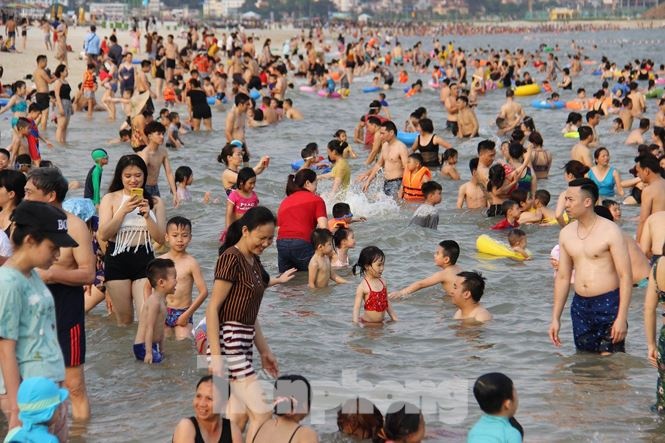 2 ngày đầu kỳ nghỉ lễ: Nhiều điểm du lịch "quá tải", "cò mồi" bủa vây 2 ngay dau ky nghi le nhieu diem du lich qua tai co moi bua vay