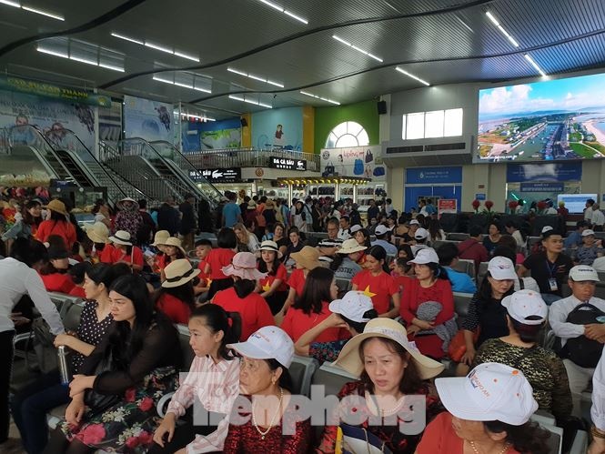 2 ngày đầu kỳ nghỉ lễ: Nhiều điểm du lịch "quá tải", "cò mồi" bủa vây 2 ngay dau ky nghi le nhieu diem du lich qua tai co moi bua vay