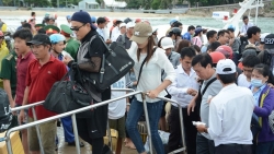 sao viet du lich nuoc ngoai cung ban be hat karaoke dip nghi le
