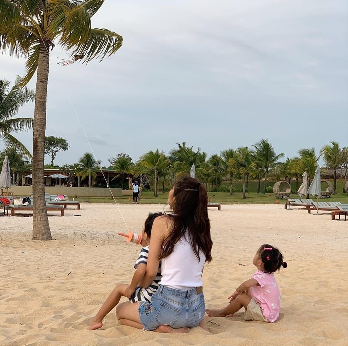sao viet du lich nuoc ngoai cung ban be hat karaoke dip nghi le