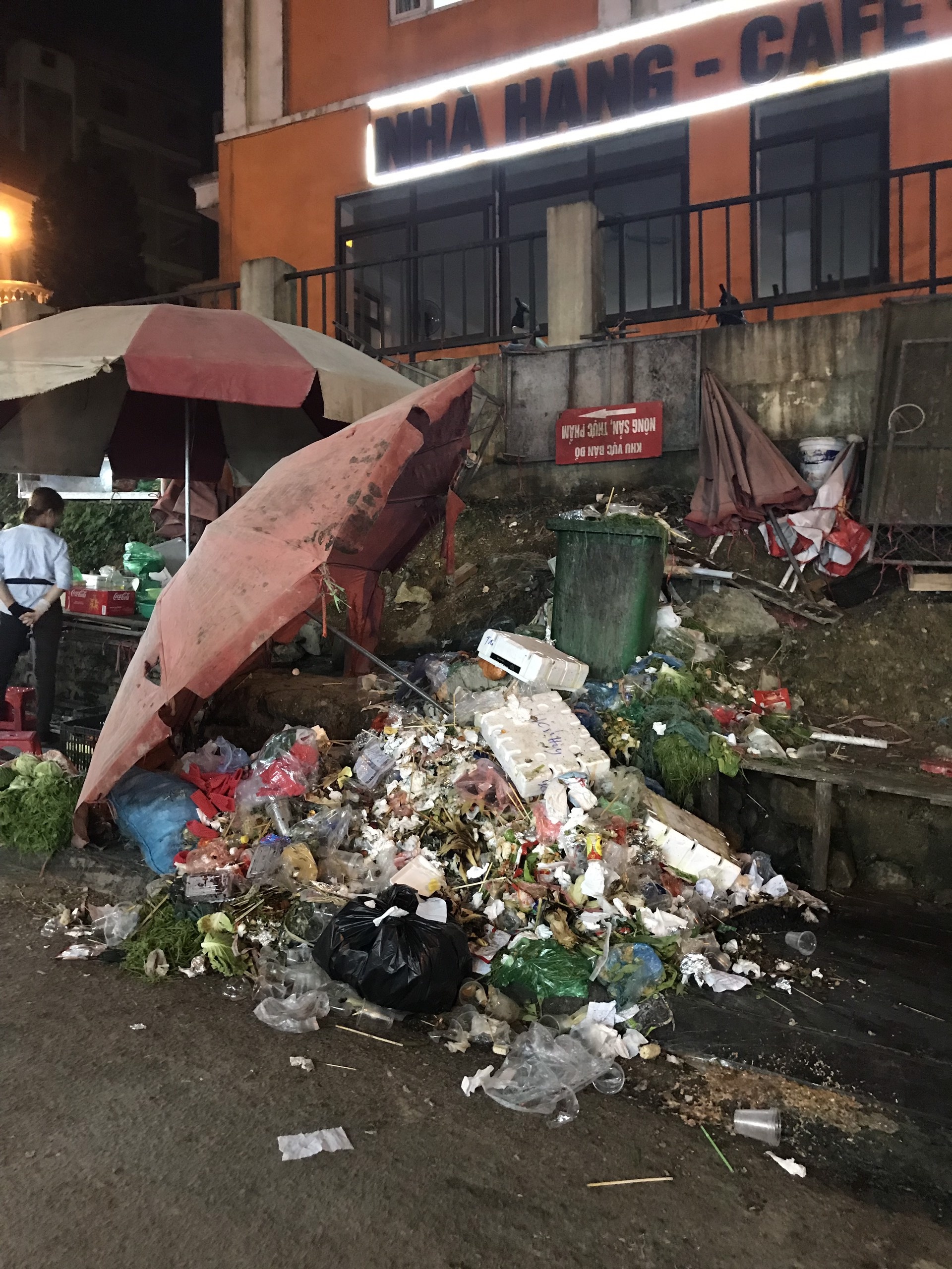 Choáng với hình ảnh rác thải "bủa vây" các tụ điểm du lịch trong dịp nghỉ lễ 30/4 - 1/5 choang voi hinh anh rac thai bua vay cac tu diem du lich trong dip nghi le 304 15