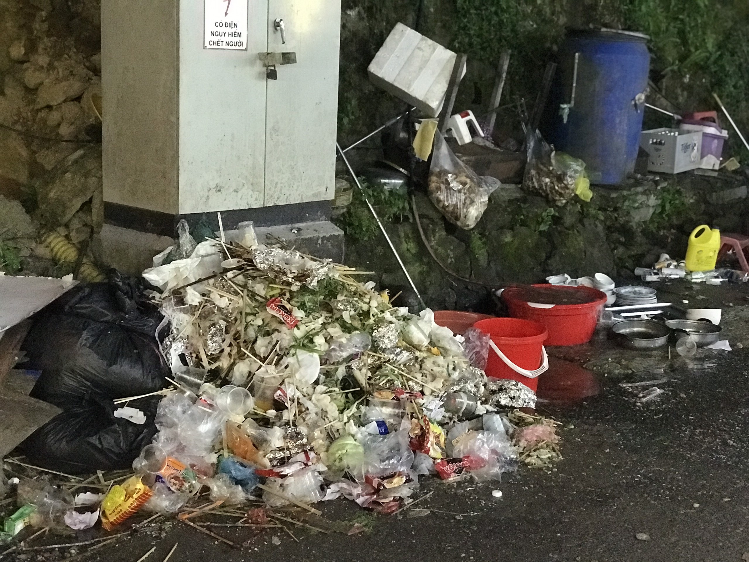 Choáng với hình ảnh rác thải "bủa vây" các tụ điểm du lịch trong dịp nghỉ lễ 30/4 - 1/5 choang voi hinh anh rac thai bua vay cac tu diem du lich trong dip nghi le 304 15
