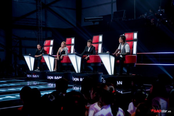 tap 4 the voice 2019 lam bao ngoc khien 4 hlv dao dien bam nut switch tuan hung loai juky san
