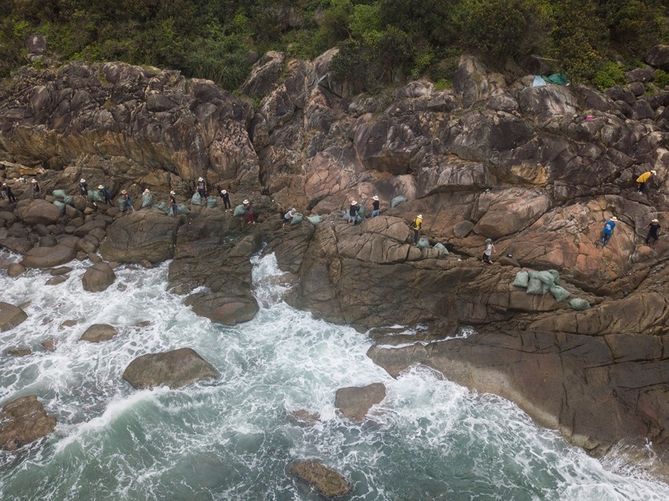 Dọn sạch "biển rác": Hành động thiết thực cần được lan tỏa don sach bien rac hanh dong thiet thuc can duoc lan toa