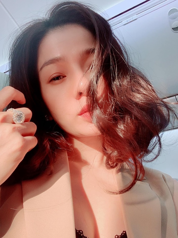 Facebook sao Việt hôm nay (7/5): Hoàng Thùy thi Miss Universe 2019, Hari Won tâm trạng facebook sao viet hom nay 75 hoang thuy tro thanh dai dien cua viet nam du thi miss universe 2019