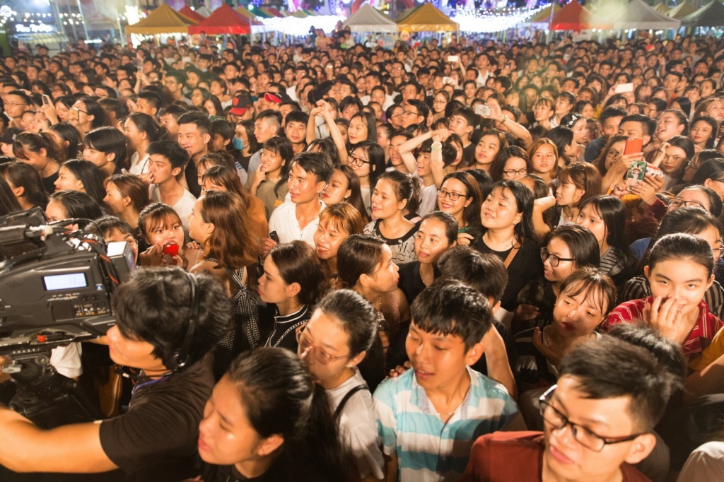 cu dan mang hao huc ngong cho le hoi nong nhat he danh cho gioi tre