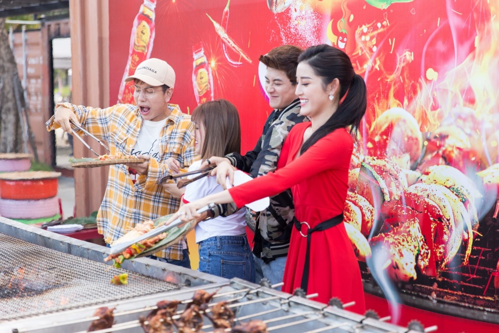 cu dan mang hao huc ngong cho le hoi nong nhat he danh cho gioi tre