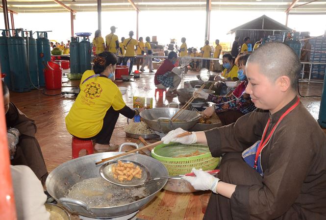 can canh khu bep co 800 tinh nguyen vien phuc vu dai le vesak 2019