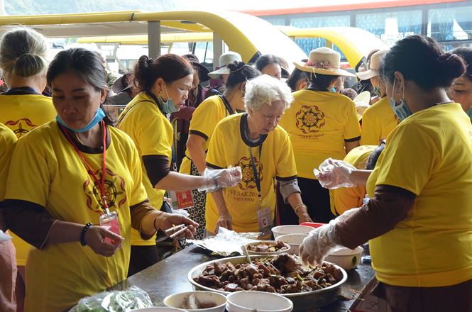 can canh khu bep co 800 tinh nguyen vien phuc vu dai le vesak 2019