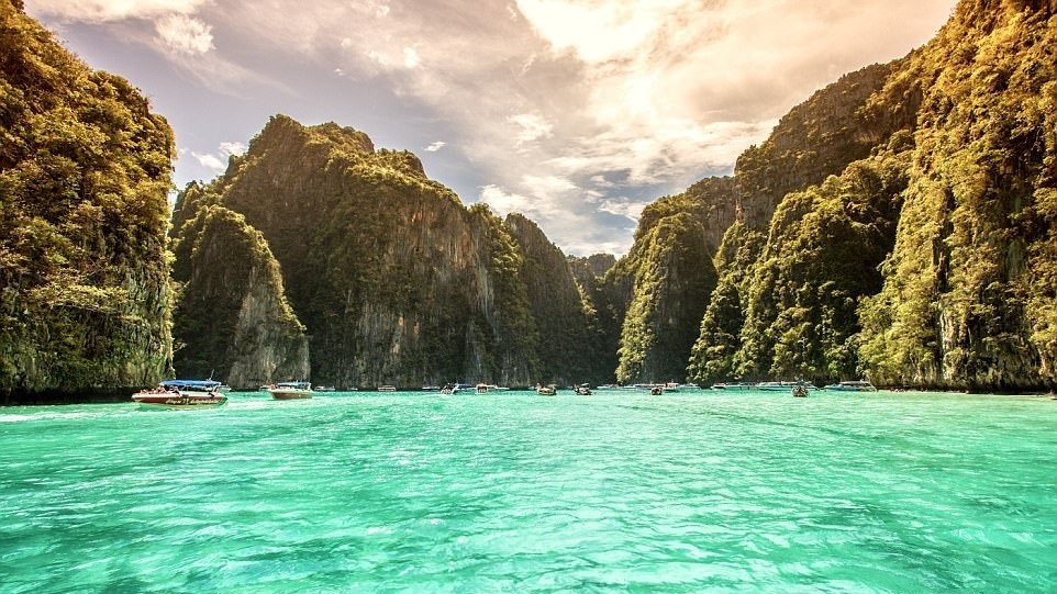 Không chỉ vịnh Maya, đã từng có 2 "thiên đường du lịch" khác từng phải đóng cửa vì thiệt hại của môi trường