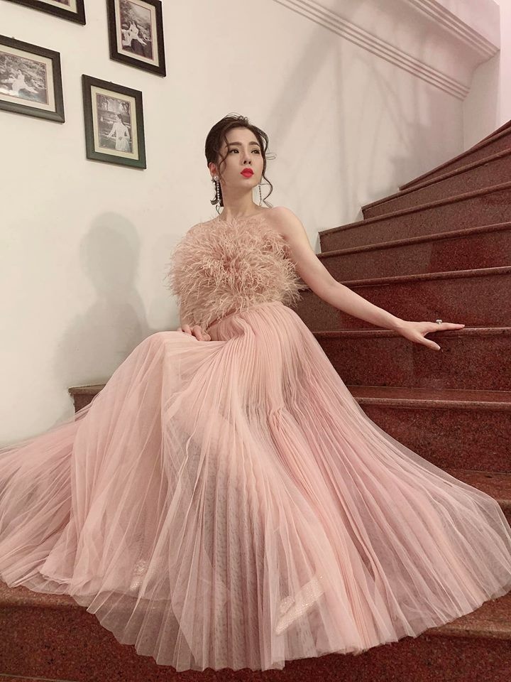 Ca sĩ Lệ Quyên lộ biệt thự ở Mỹ, xe siêu sang, đồng hồ tiền tỷ nu hoang bolero le quyen va khoi tai san khung o tuoi 38