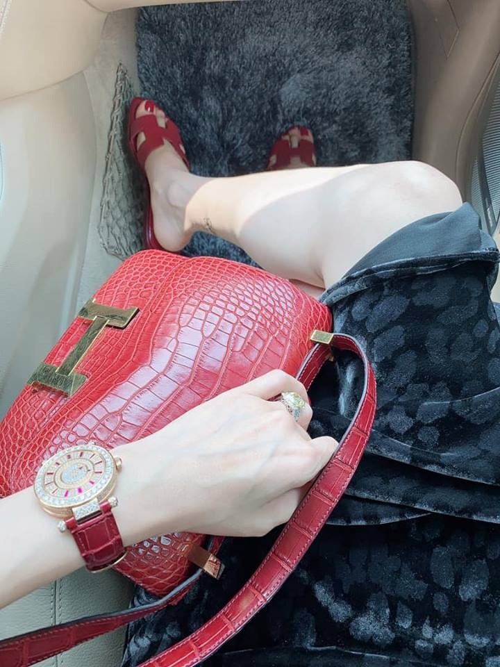 Ca sĩ Lệ Quyên lộ biệt thự ở Mỹ, xe siêu sang, đồng hồ tiền tỷ nu hoang bolero le quyen va khoi tai san khung o tuoi 38